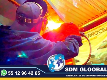 Fabricacion conversion, equipamiento y Venta de Unidades Moviles Medicas, Seguridad, Gobieno, Oficinas, Cobro, Rescate, Salvamento, Proteccion, Higiene, Traslado de Reos. Las unidades móviles especiales son vehículos adaptados para llevar servicios y atención a diferentes lugares, especialmente a zonas remotas o de difícil acceso. Estas unidades pueden ser utilizadas para diversos fines, como atención médica, educación, trámites gubernamentales, y más, llevando la atención directamente a la población.Unidades médicas móviles: Equipadas con consultorios, laboratorios o áreas de atención para brindar servicios de salud a comunidades alejadas, Unidades de capacitación móvil: Aulas móviles o centros de capacitación que llevan programas educativos y de formación a diferentes lugares, Unidades de atención gubernamental móvil: Ofrecen servicios como trámites legales, registro civil o asesoría en comunidades distantes,Beneficios de las unidades móviles especiales:Mayor alcance:Permiten llegar a poblaciones que no tienen fácil acceso a servicios o centros de atención. Mayor eficiencia:Ofrecen servicios de manera descentralizada, adaptándose a las necesidades de cada comunidad. Mayor impacto:Al acercar los servicios a la población, se genera un impacto positivo en la calidad de vida de las personas. Flexibilidad:Pueden adaptarse a diferentes tipos de vehículos camiones, furgonetas, autobuses) dependiendo de las necesidades.